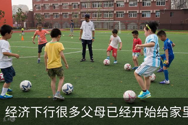 经济下行很多父母已经开始给家里的大学生断供生活费了！